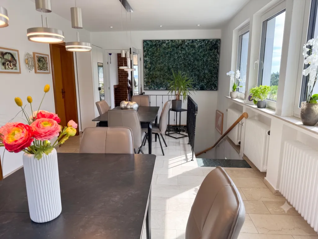 Bright breakfast room.
